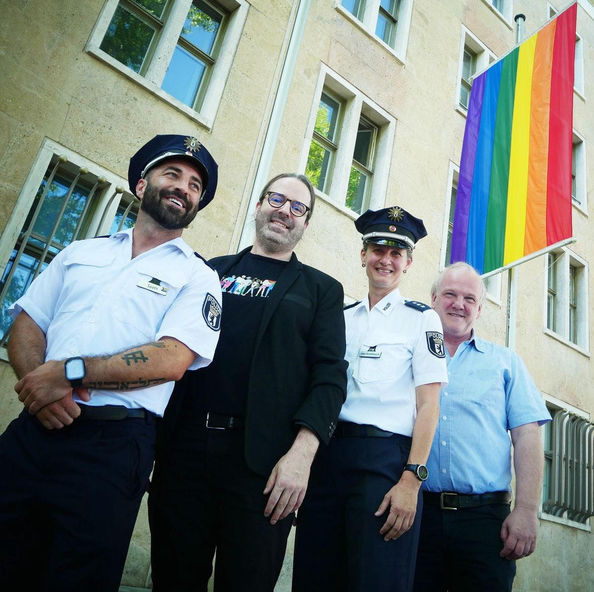 Regenbogenflagge am Berliner Polizeipräsidium gehisst