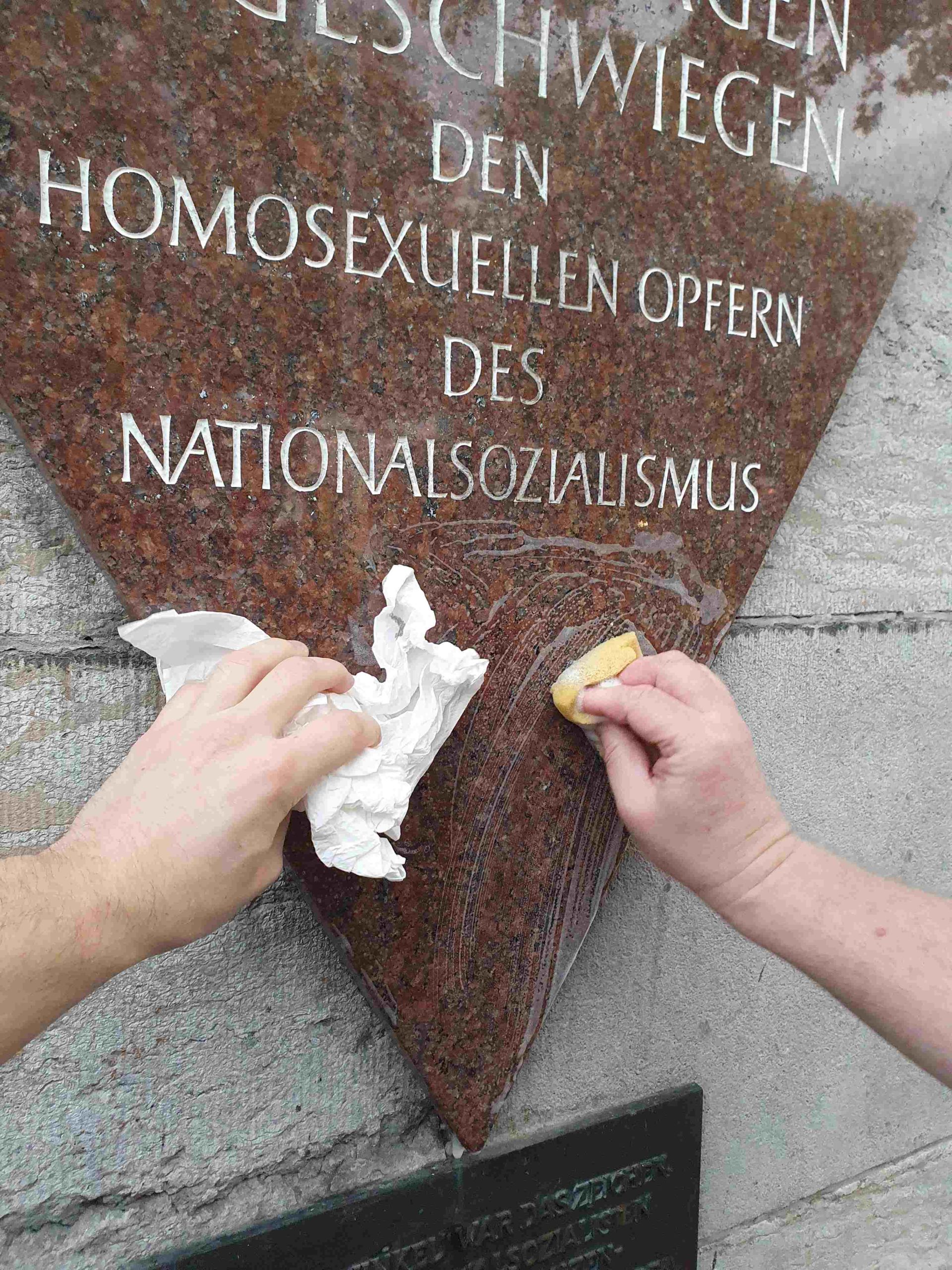 Schmiererei auf der Gedenktafel Rosa Winkel am Nollendorfplatz